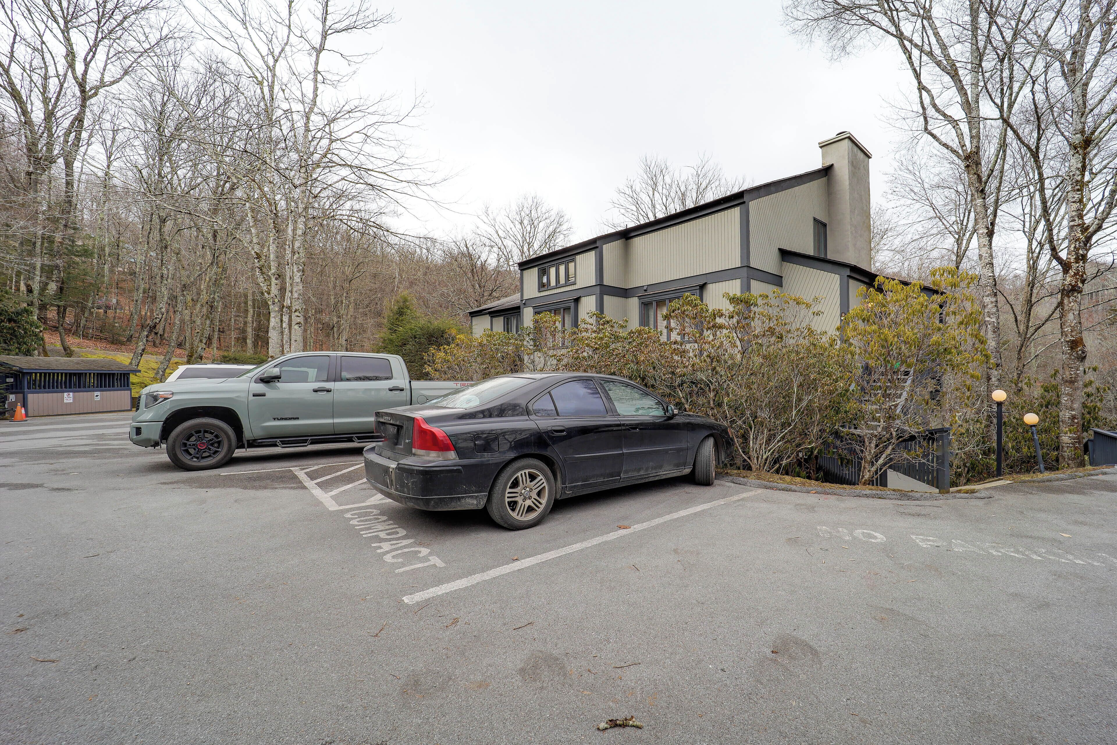 Ein Parkplatz mit einem modernen Gebäude im Hintergrund.