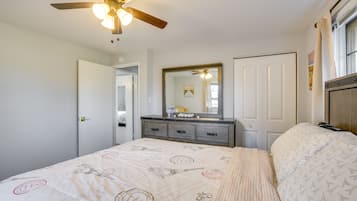 House (4 Bedrooms) | 4 bedrooms, iron/ironing board, bed sheets