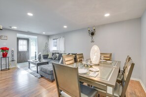 Dining - Country Club Hills Home: Walk to Rec Center! (Country Club Hills)
