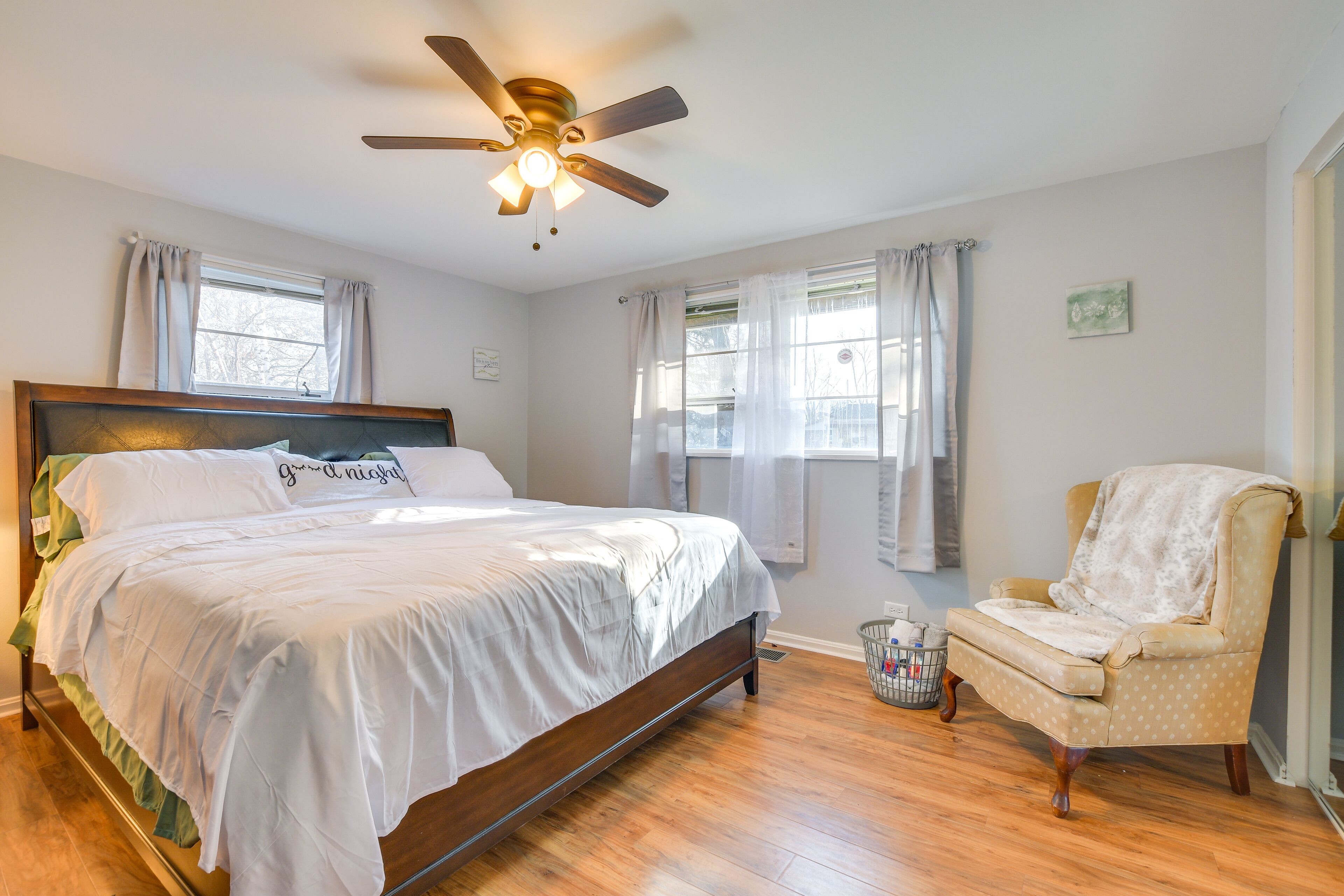 4 bedrooms, iron/ironing board, bed sheets