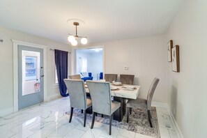 Casa (3 Bedrooms) | Opções para refeição no quarto