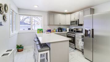 House (3 Bedrooms) | Private kitchen | Microwave, dishwasher, cookware/dishes/utensils