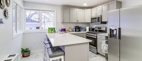House (3 Bedrooms) | Private kitchen | Microwave, dishwasher, cookware/dishes/utensils
