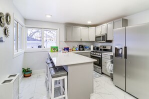 House (3 Bedrooms) | Private kitchen | Microwave, dishwasher, cookware/dishes/utensils