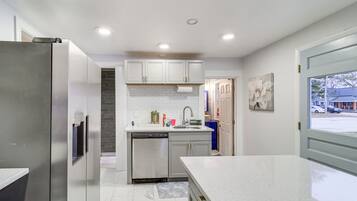 House (3 Bedrooms) | Private kitchen | Microwave, dishwasher, cookware/dishes/utensils