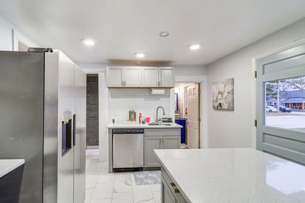 House (3 Bedrooms) | Private kitchen | Microwave, dishwasher, cookware/dishes/utensils