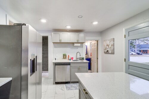 Michigan Retreat w/ Screened-in Porch, Near Lakes!