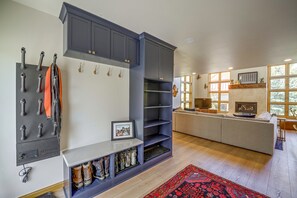 A modern interior with a built-in shoe rack, a seating area with a sofa, and a fireplace. - Spacious Townhome Near Main St & Lake Dillon! (Frisco)