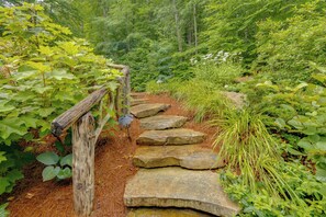 Eine steinerne Treppe, umgeben von dichtem Grün.