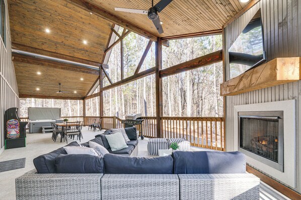 House (2 Bedrooms) | Interior - Broken Bow Cabin w/ Hot Tub & Covered Deck! (Broken Bow)