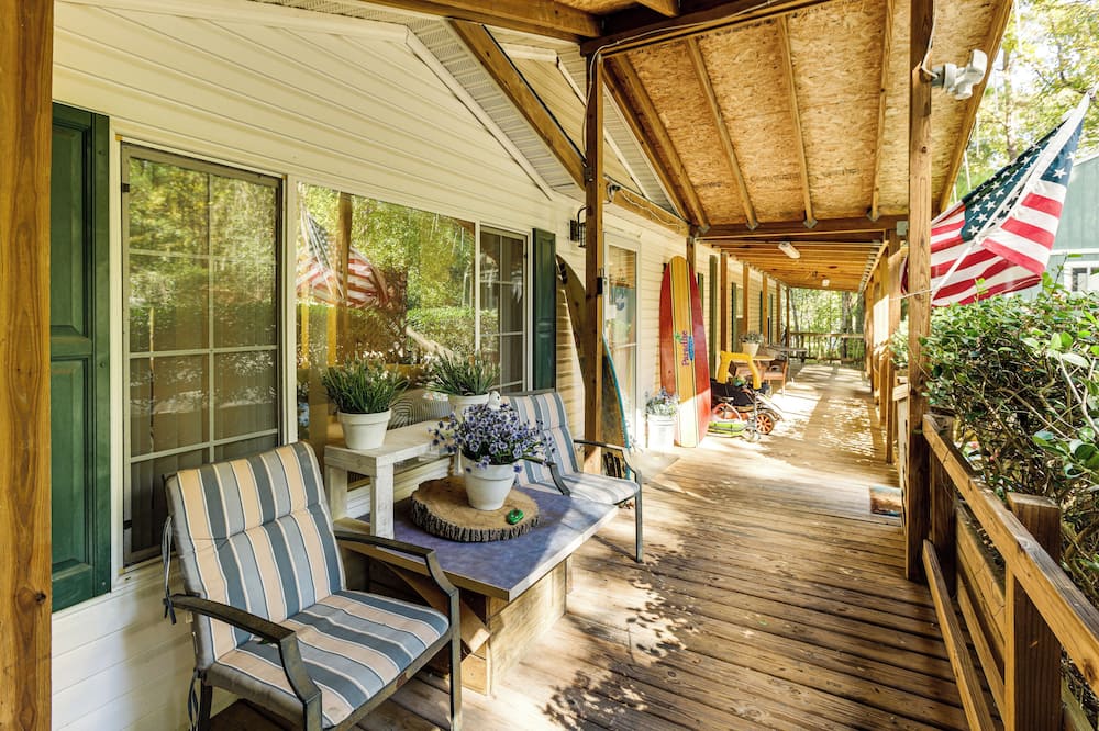 Lake Livingston Home w/ Dock & Deck! - Huntsville, TX