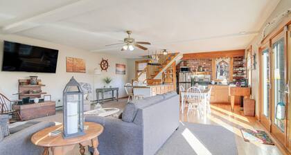 Riverfront Kingston Cottage w/ Deck, 2 Mi to Beach
