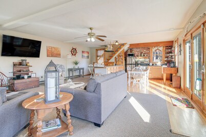 Riverfront Kingston Cottage w/ Deck, 2 Mi to Beach