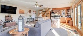 Riverfront Kingston Cottage w/ Deck, 2 Mi to Beach