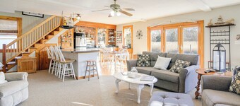 Riverfront Kingston Cottage w/ Deck, 2 Mi to Beach