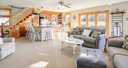 Riverfront Kingston Cottage w/ Deck, 2 Mi to Beach