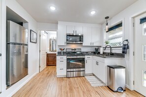 Microwave, oven, stovetop, cookware/dishes/utensils - Grants Pass Retreat w/ Hot Tub & Mountain Views! (Grants Pass)