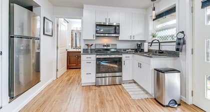 Grants Pass Retreat w/ Hot Tub & Mountain Views!