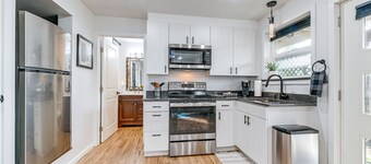 Grants Pass Retreat w/ Hot Tub & Mountain Views!