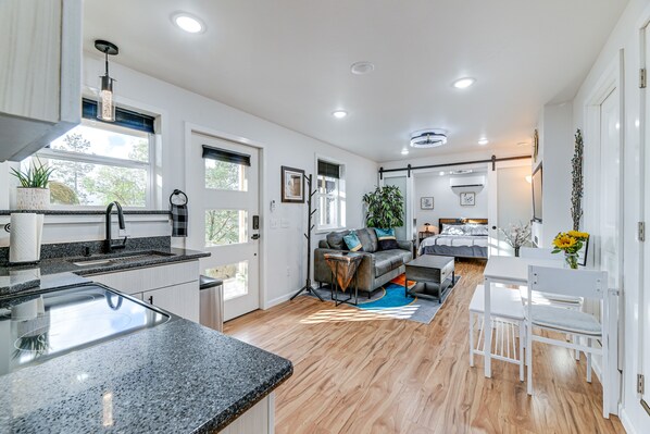 Appartement (1 Bedroom) | Privékeuken | Een magnetron, een oven, een kookplaat, kookgerei, borden en bestek