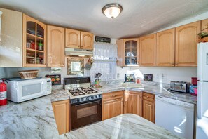 Private kitchen - Ellis River Cottage ~ 3 Mi to Attitash Mountain! (Glen)