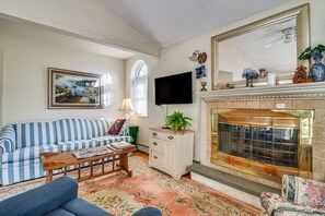 TV, fireplace, DVD player - Ellis River Cottage ~ 3 Mi to Attitash Mountain! (Glen)