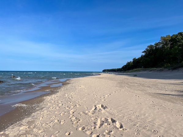On the beach - Sunset Landing - Private Sandy Beach, Lamkin Drive 3 BD, 2 BATH (Sleeps 6) (Harbor Springs)