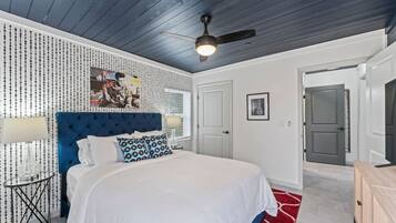 3 bedrooms, desk, iron/ironing board, travel crib