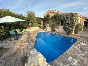 Alberca al aire libre y alberca climatizada