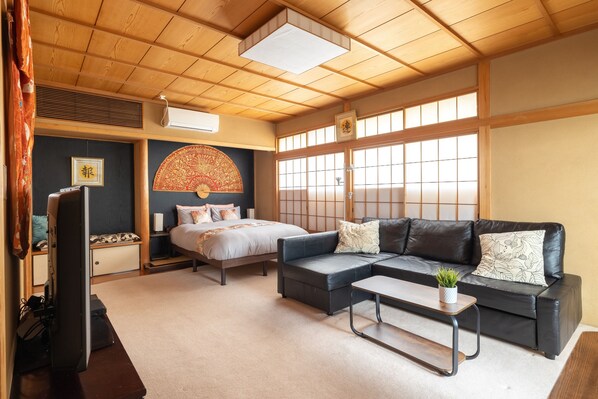 2 bedrooms, iron/ironing board, travel crib, WiFi - Yoyogi Ivy Full | 2BR Unit with King Sized Bed (Shibuya)