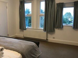 2 quartos, escrivaninha, ferros/tábuas de passar roupa, ber ço de viagem