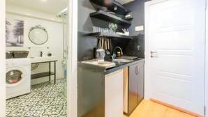 Kühlschrank, Ofen, Herdplatte, Wasserkocher
