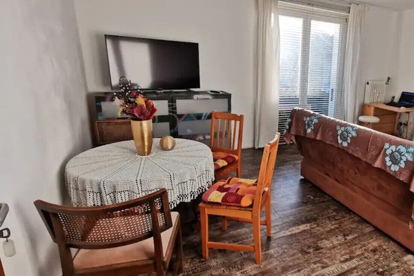 Essen, TV und kleinen Balkon zum Rauchen.