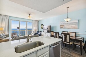 Interior - Stunning View  winter dates still availalble free beach service book  now! (Panama City Beach)