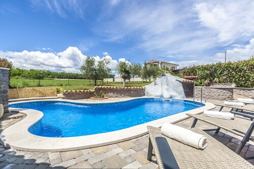 Gemütliches Pool House Tomas, in der Nähe von Pula, mit 2 Schlafzimmern