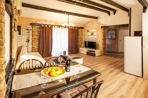 Gemütliches Pool House Tomas, in der Nähe von Pula, mit 2 Schlafzimmern