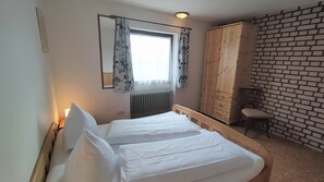6 bedrooms, iron/ironing board, WiFi, bed sheets