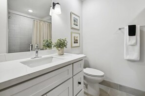 Ducha, secador de pelo, toallas y champú