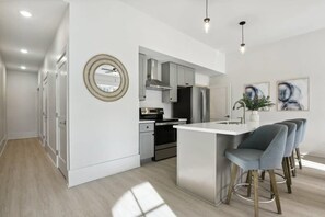 Frigorífico, microondas, horno y placa de cocina