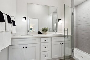 Shower, hair dryer, towels, soap - Bay St Louis Retreat | Downtown BSL (Bay St. Louis)