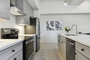 Frigorífico, microondas, horno y placa de cocina