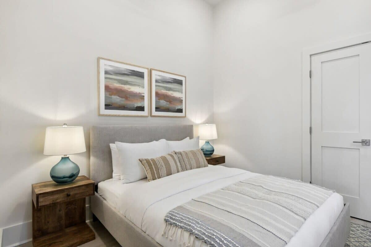 2 chambres, bureau, fer et planche à repasser, lit parapluie