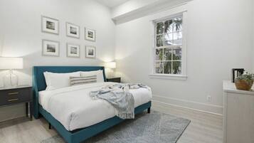 1 chambre, bureau, fer et planche Ă repasser, lit parapluie