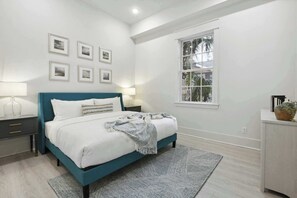 1 chambre, bureau, fer et planche à repasser, lit parapluie