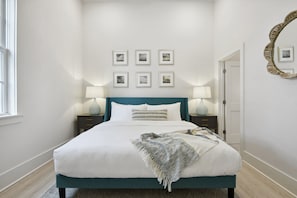 2 chambres, bureau, fer et planche à repasser, lit parapluie