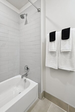 Bruser, hårtørrer, håndklæder, Shampoo