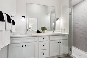 Shower, hair dryer, towels, shampoo - Gulf Coast Condo, Old Town BSL (Bay St Louis)