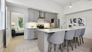 Réfrigérateur, micro-ondes, four, plaque de cuisson