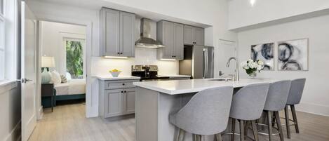 冰箱、微波炉、烤箱、炉灶