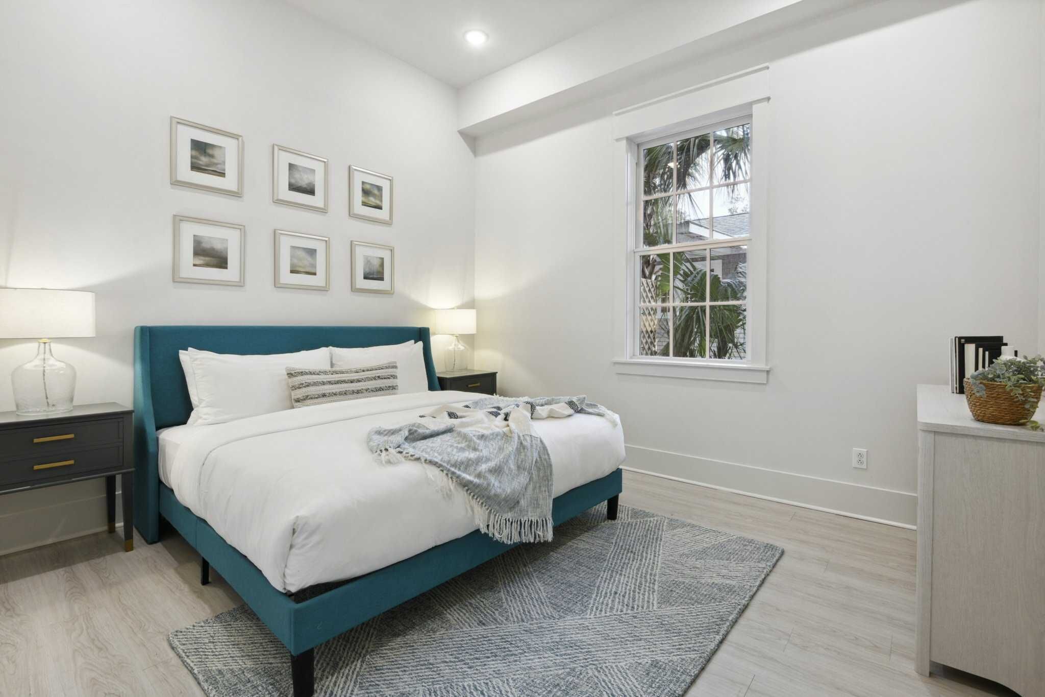 1 chambre, bureau, fer et planche à repasser, lit parapluie